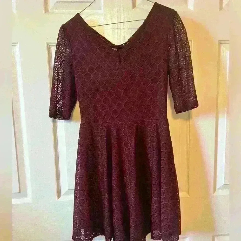Woman’s Fall Burgundy Floral Lace Dress